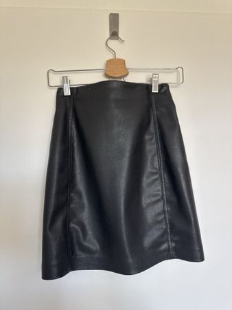 Rock H&M Kunstleder schwarz Grösse 34 guter Zustand
