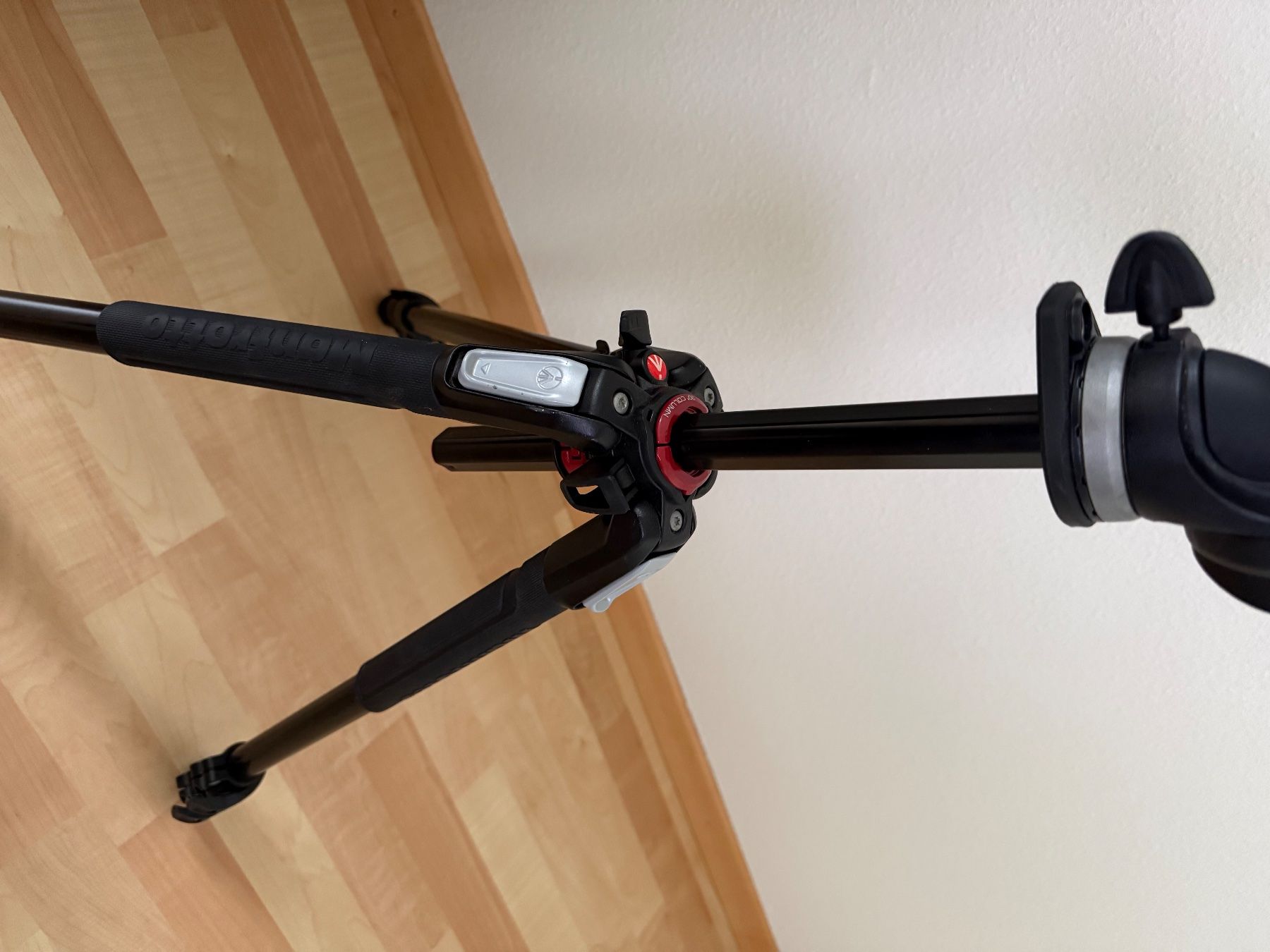 Manfrotto Stative & Stativköpfe: Manfrotto MT190XPRO3 Stativ mit 391RC2 Kopf – Gebraucht aus Horgen von Henrik_K 1