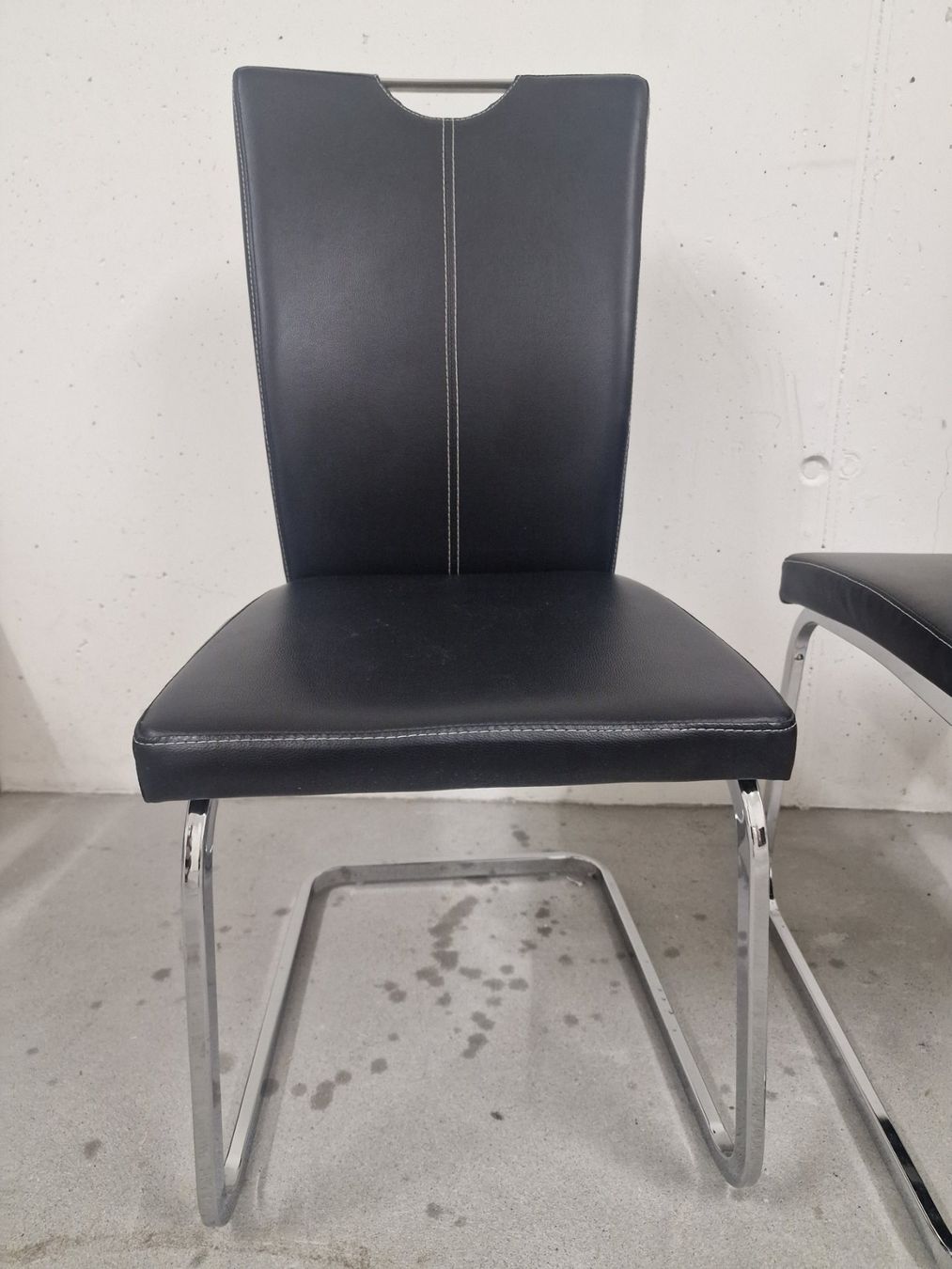 Chaises: 4 Stühle Freischwinger Lederlook – D'occasion à Buchs ZH par xen_vbk2