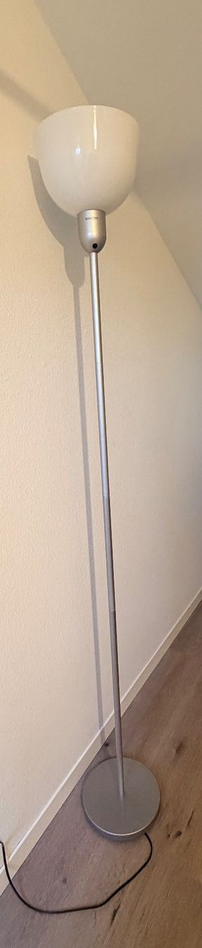 Ikea Lampade: Lampe de sol élégante, couleur argentée, parfait état – Usato da Rüschlikon venduto da dam_p6c8