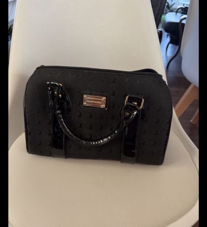 Handtasche schwarz Emblem Marke guter Zustand