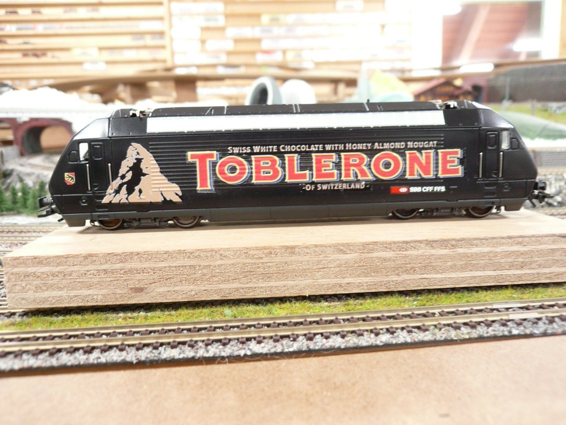 Hag Modelleisenbahnen: HAG RE 460 DC TOBLERONE SCHWARZ ANALOG – Neu und originalverpackt aus Pfaffnau von nolff