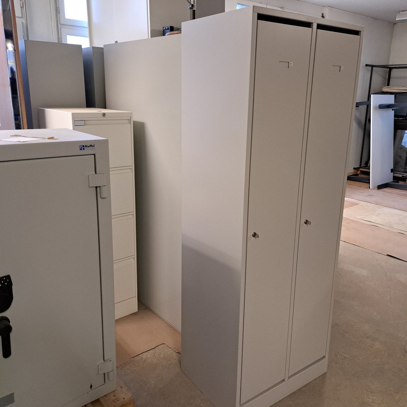 Armoires: 2er Garderobenschrank Spind Garderobe – D'occasion à Belp par deal-now 1