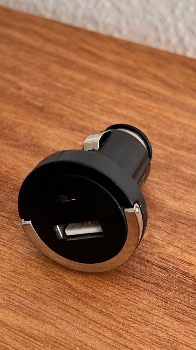Batterie-Ladegeräte: USB-Autoladestecker für Zigarettenanzünder – Gebraucht aus Zürich von Mel_Meli