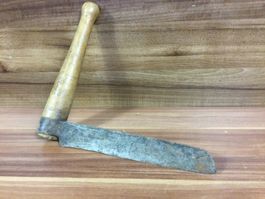 Altes gebrauchtes Schindelmesser mit Holzgriff