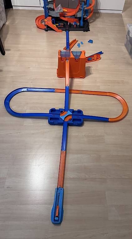 Jouets: Garage + circuit Hot Wheels – D'occasion à Troinex par Steph_muller 3