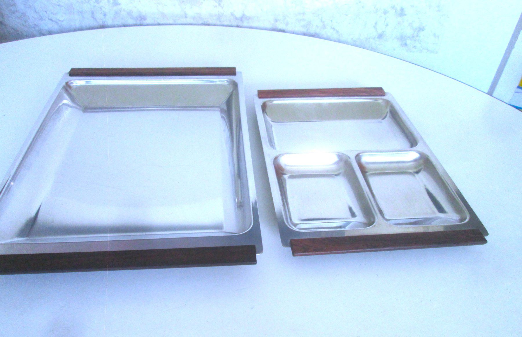 Piatti di portata: 2 Tabletts aus Edelstahl mit Holzgriffen – Usato da Sementina venduto da babucia