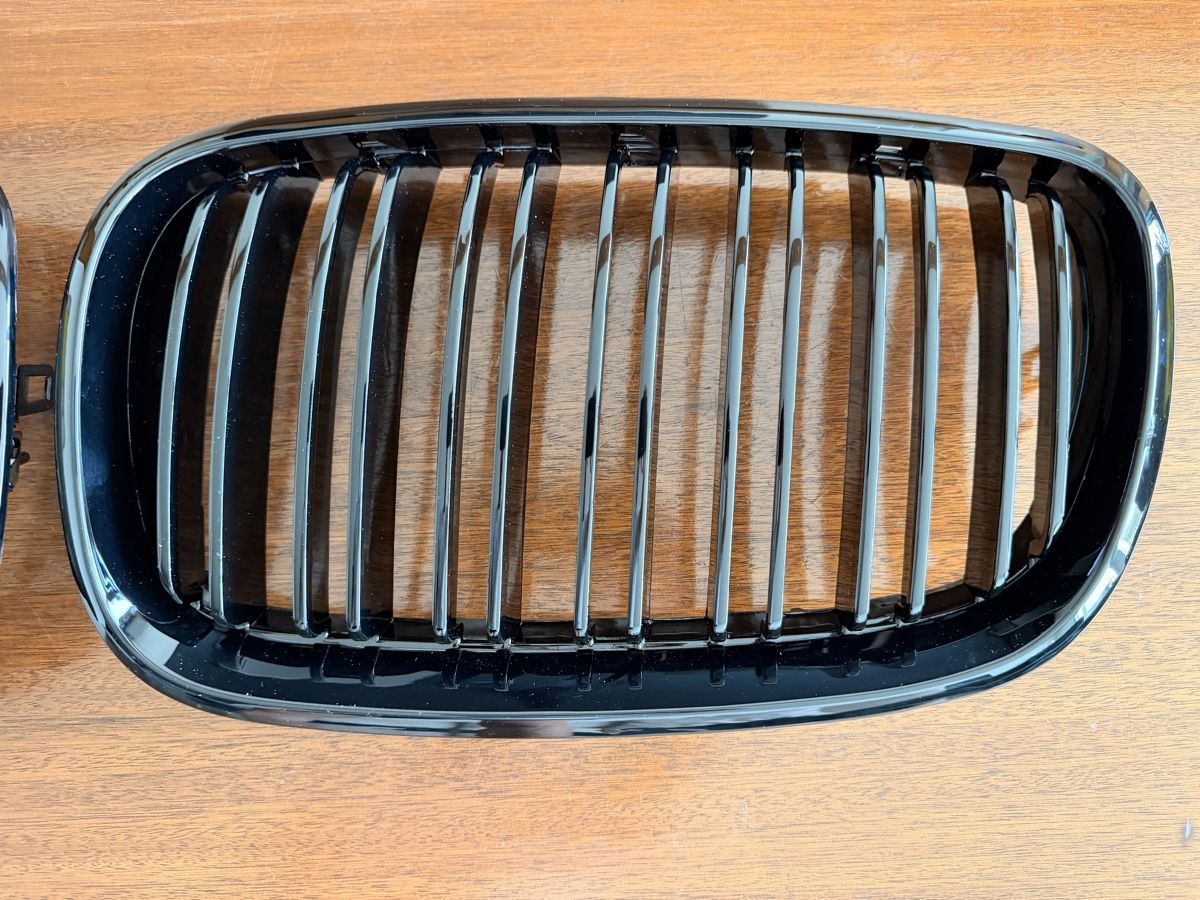 BMW Tutti pezzi di ricambio auto: BMW x5 e70 Niere Grill M Performance – Nuovo e nell'imballaggio originale da Dättwil AG venduto da 123uher 1