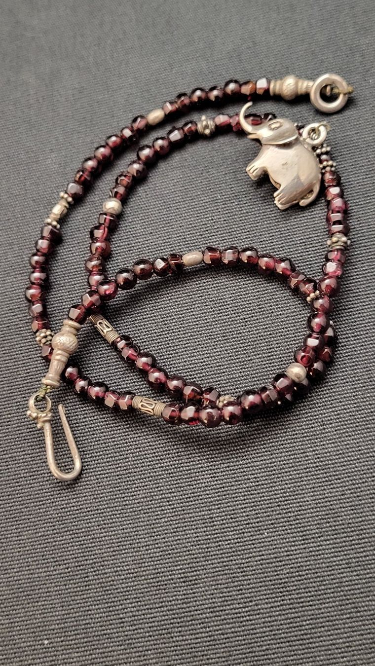 Catenine: Granat-Kette mit Silber-Teilen und Elefant – Usato da Basel venduto da spinne02 4