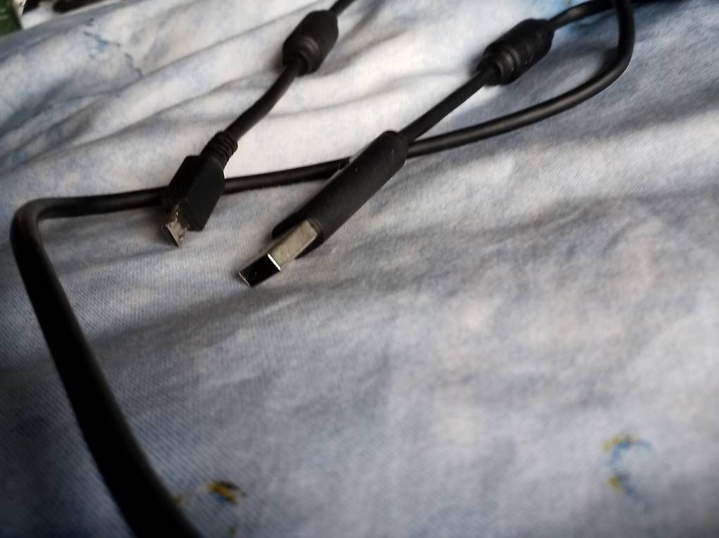 Kabel: USB und Micro USB Ladekabel – Gebraucht aus Bern von Bluepop