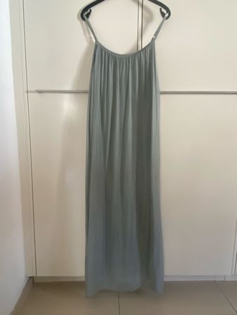 GRAUES MAXIKLEID MIT SPAGHETTITRAEGERN