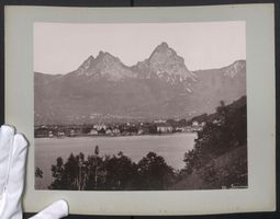 Fotografie Brunnen, Blick nach der Stadt