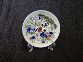 Petite coupelle chinoise à personnages dans le jardin 