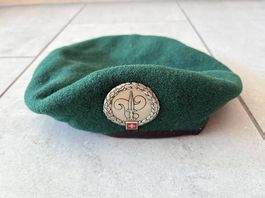 Schweizer Armee Béret in sehr schönem Zustand mit Emblem