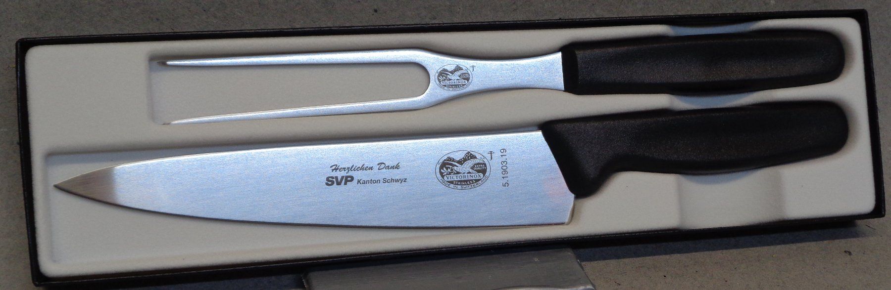 Victorinox Coltelli da cucina: Messer & Tranchiergabel Set Victorinox – Nuovo e nell'imballaggio originale da Aarwangen venduto da SEC500 1