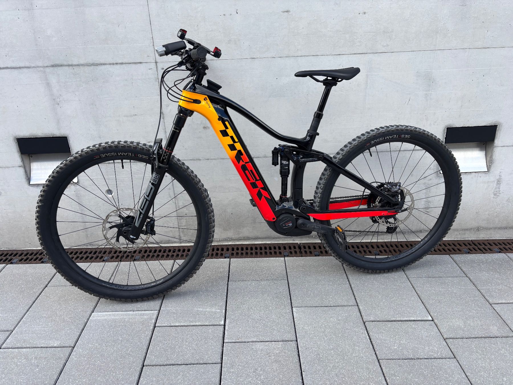 Trek Biciclette: Trek Rail 9.8XT Black/Marigold to red, S – Usato da Lachen SZ venduto da hei_pdr6