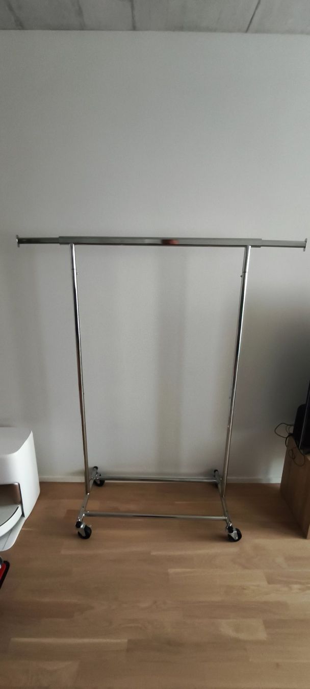 Autres décorations & accessoires: Kleiderständer auf Rollen 2 Stück – D'occasion à Stein AG par rei_yfs7