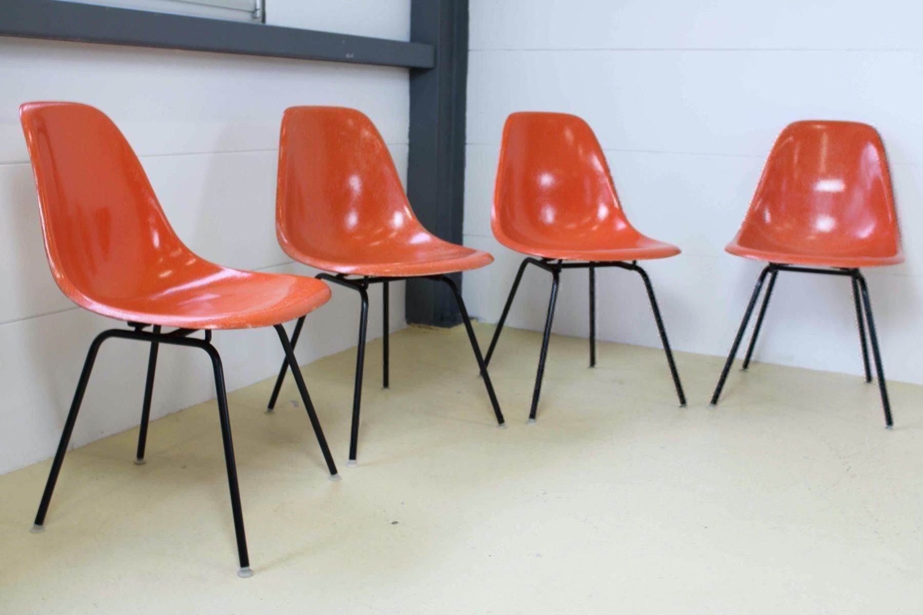 Stühle: Orange Eames Fiberglas Stühle, H. Miller – Gebraucht aus Meinisberg von atelier_TILIJA 2