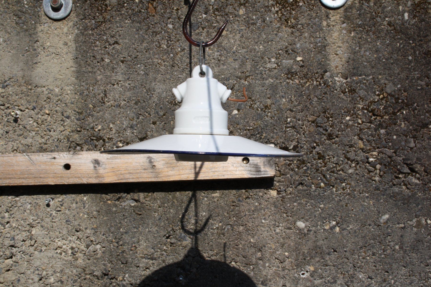 Lampen: ALTE LAMPE MIT EMAILSCHIRM STALLLAMPE ? – Gebraucht aus Wauwil von Pneuedy 9
