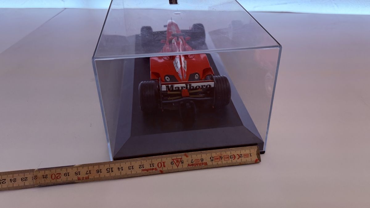 Ferrari Modellautos: Ferrari Formel 1 Modellauto im Display Case  – Gebraucht aus Rotkreuz von perlengott 1
