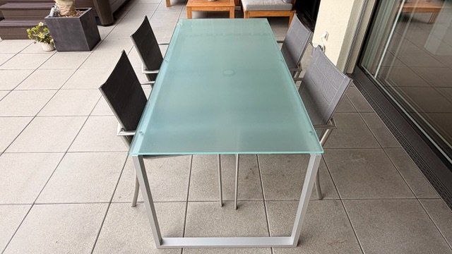 Pfister Tavoli: Zeitloser Ess- oder Bürotisch mit Glasplatte und Alugestell – Usato da Oberhofen am Thunersee venduto da StefanAlex 3