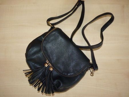 neue Handtasche in Schwarz mit Zotteln