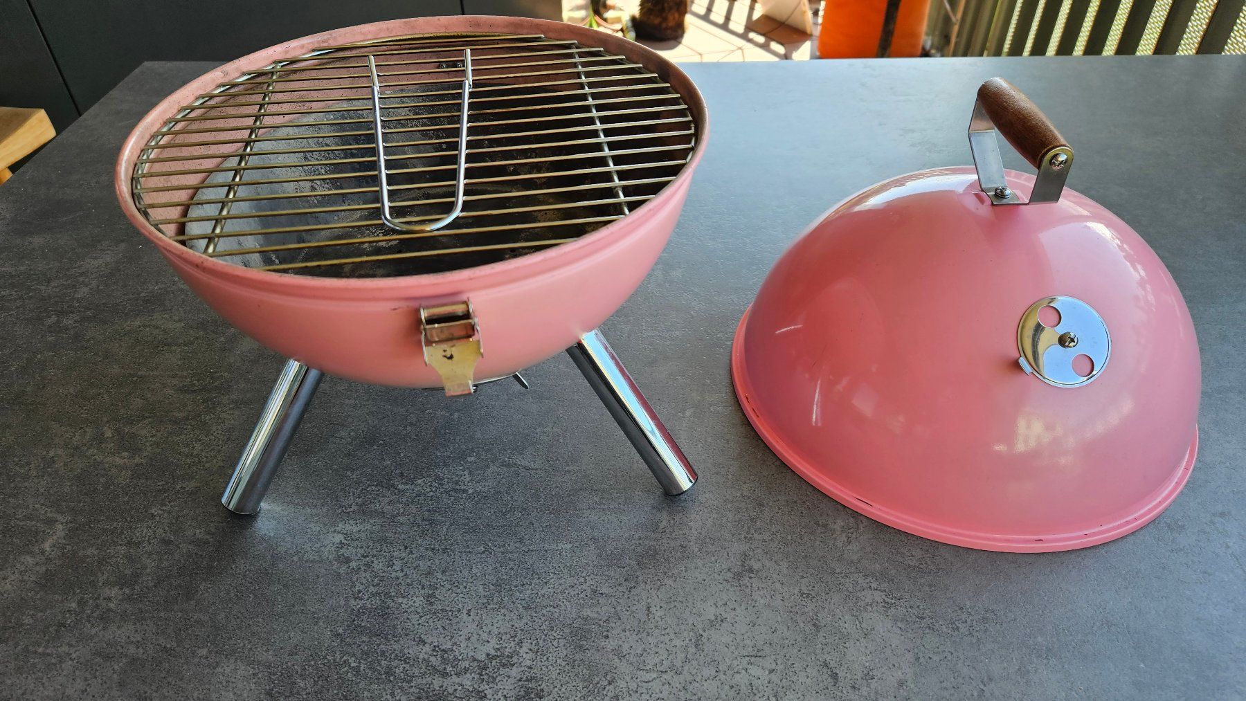 Griglie: Kugelholzkohle-Grill pink – Usato da Luzern venduto da ambros_wolf 2