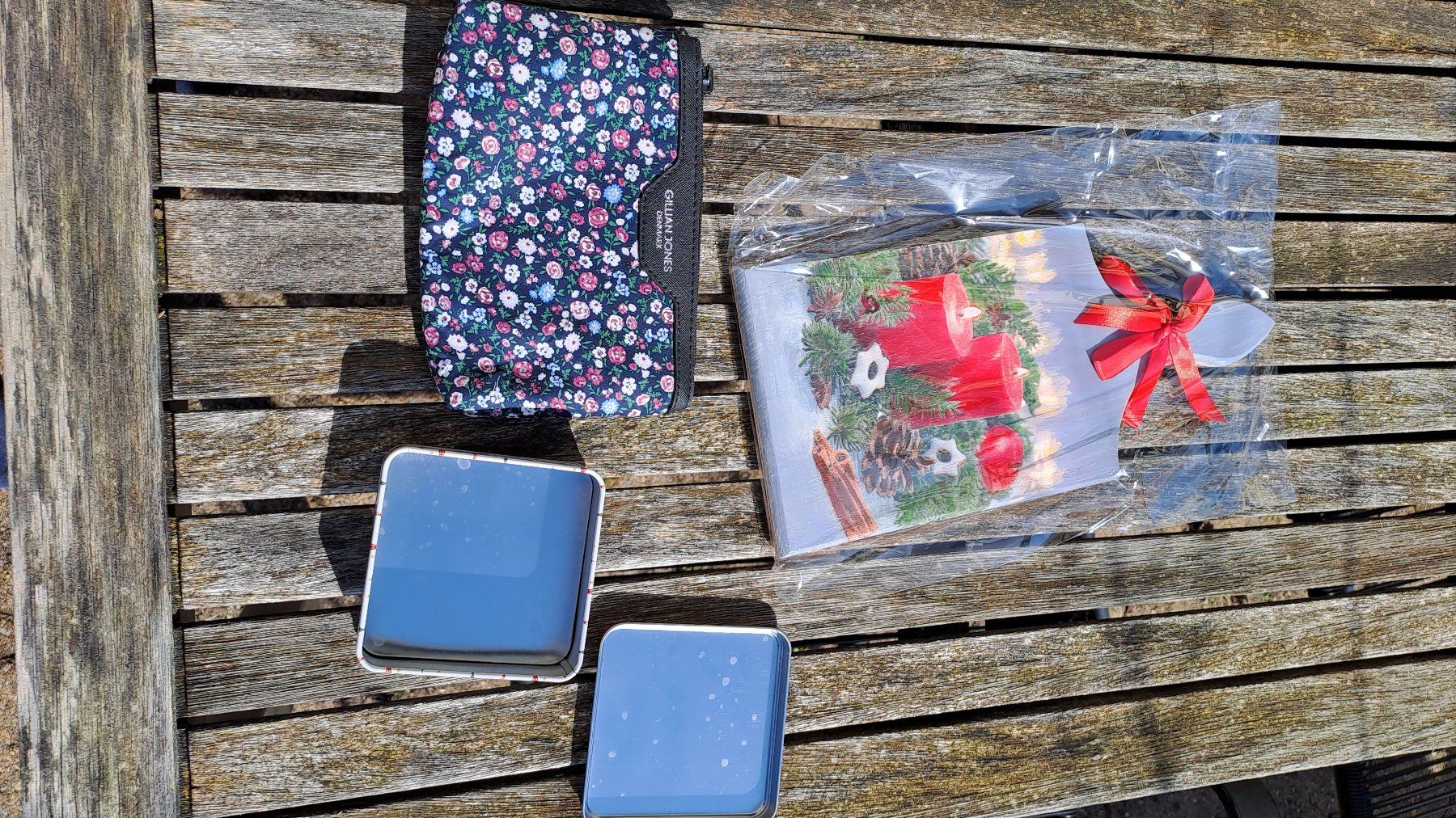 Insegne: Presents - Cutting board + metal tin + fabric bag – Nuovo (secondo la descrizione) da Rieden AG venduto da Werkstattlaedeli