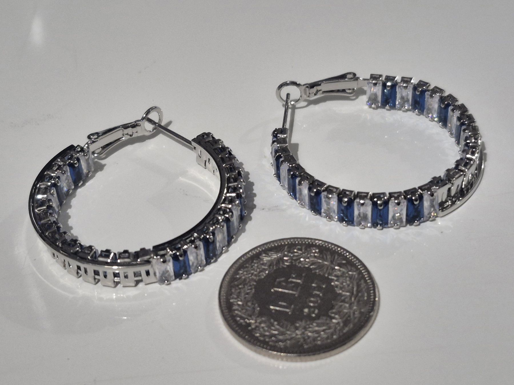 Boucles d'oreille: Orecchini a cerchio con zirconi blu e bianchi argento – Neuf (Voir description) à Giubiasco par Stefaniav 5