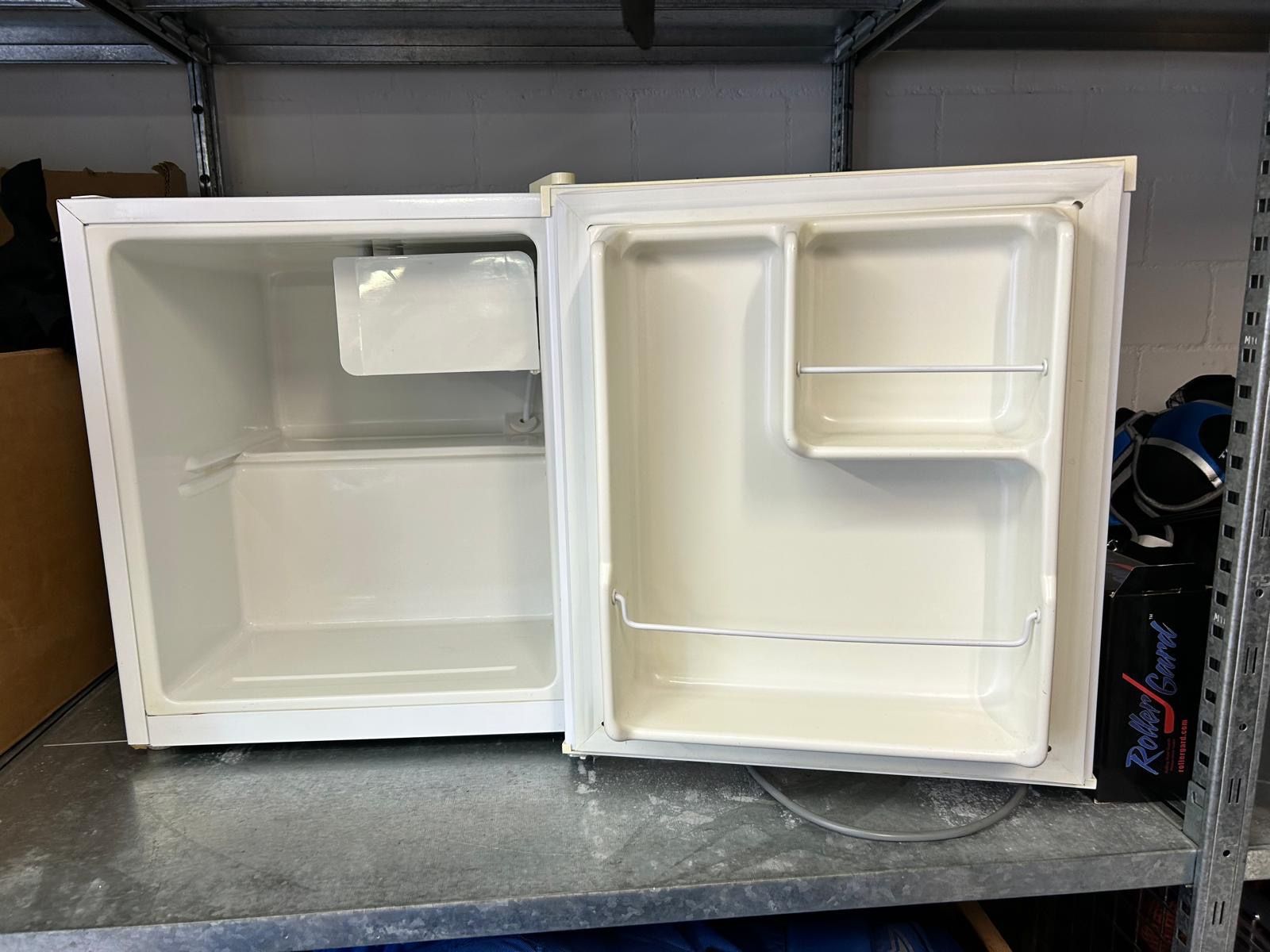 Primotecq Kühlschrank: Mini-Kühlschrank PRIMOTECQ KS 062.1-IB – Gebraucht aus Marbach LU von Frantisek 1