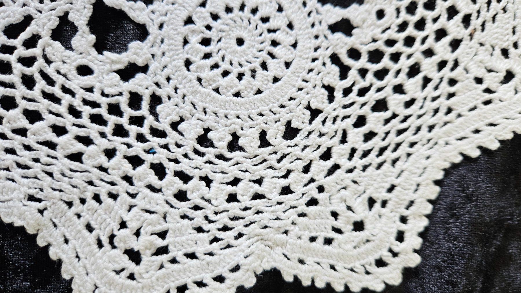 Altra biancheria da tavola: Spitzendeckchen Spitzendeckeli D23 cm Deckeli Ecruweiss – Usato da Gossau ZH venduto da LeoniesDeko 5