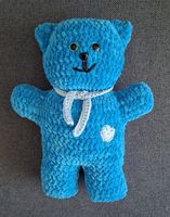 Kuscheliger türkisfarbener selbst gehäkelter Teddybär 