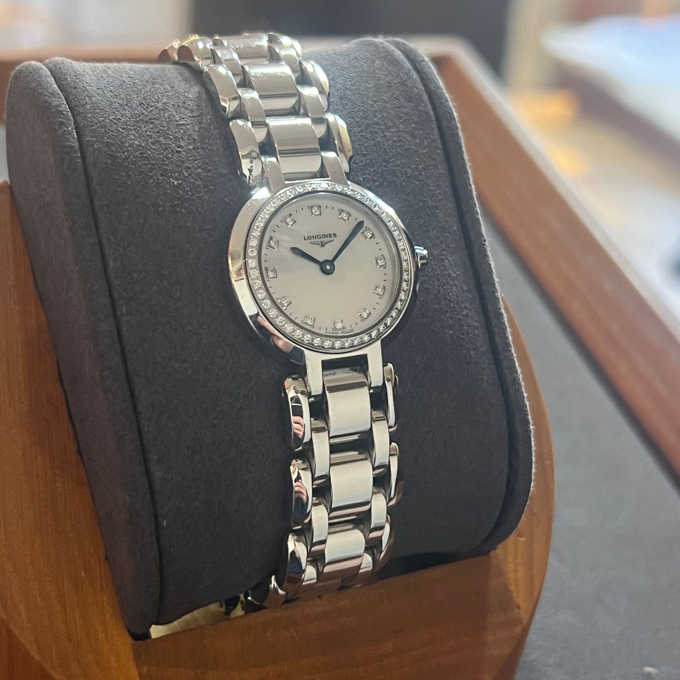 Longines Orologi: Longines PrimaLuna Quartz Diamonds L8.109.0.87.6 – Usato da Carouge GE venduto da Watchaser 1