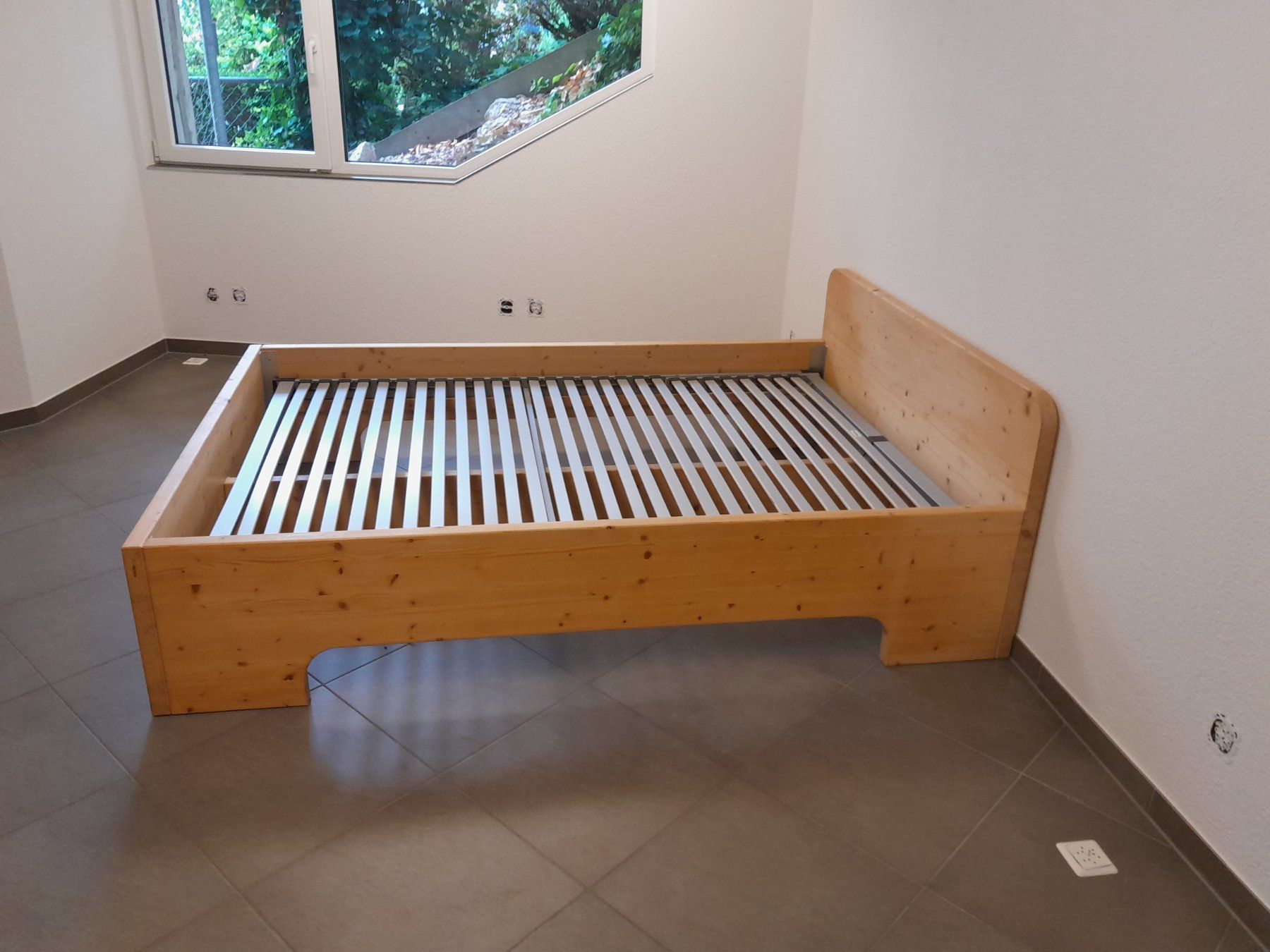 Betten: Bett massiv – Gebraucht aus Grenchen von mai_6rbr