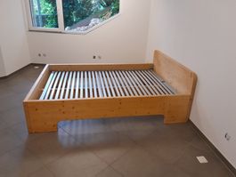 Bett massiv