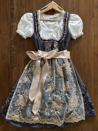 Dirndl in Grösse 34 in Blau mit schönen Verzierungen