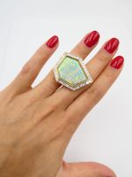 BROSCHE MIT EINEM OPAL, EINGERAHMT IN DIAMANTEN