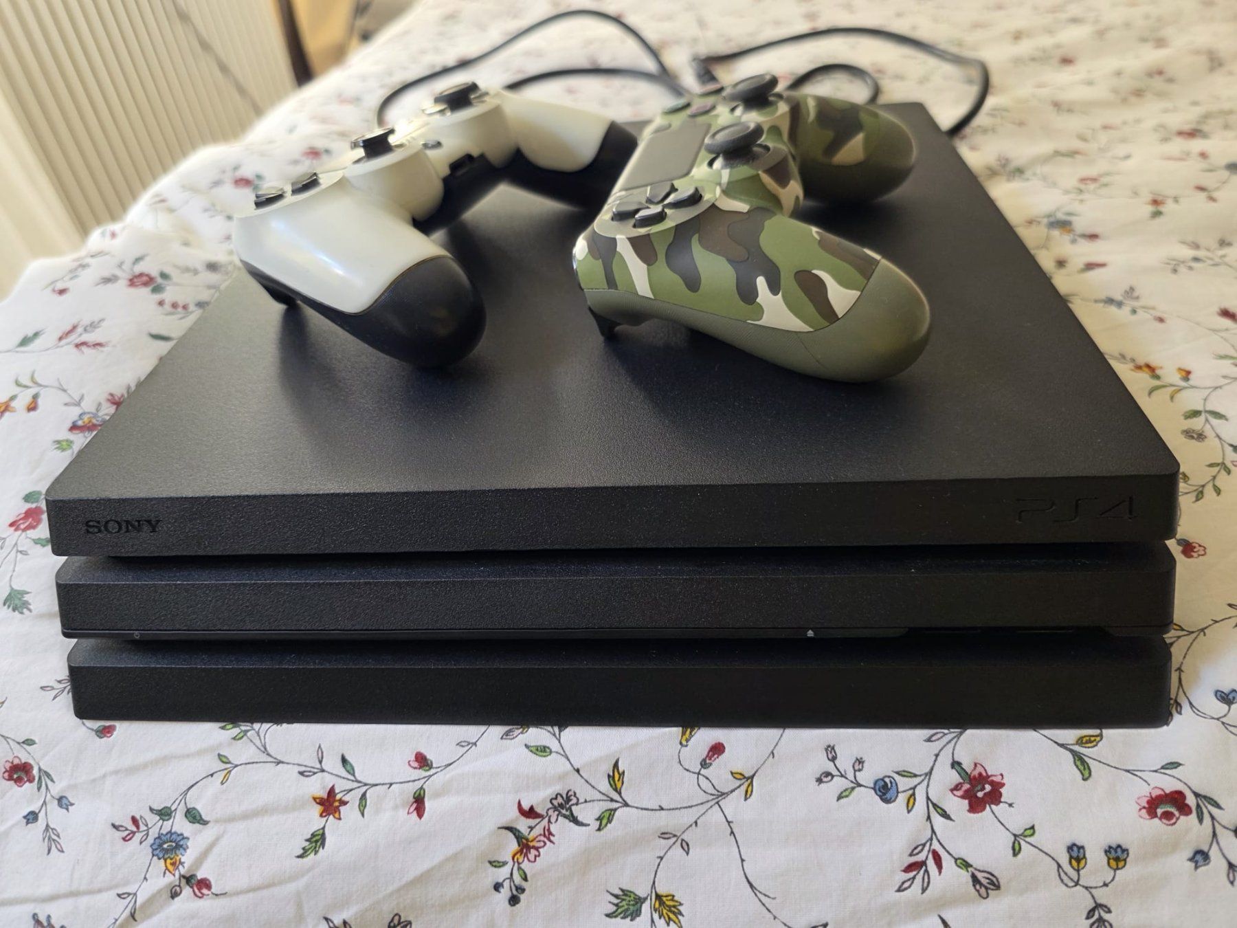Sony Console: PlayStation 4 PRO  avec 2 manettes – Usato da Neuchatel venduto da StevChamb110 3