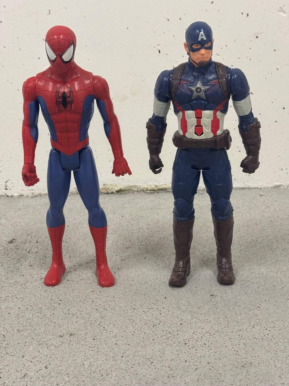 Marvel Statuette: Marvel Action Figuren Set: Spiderman und Captain America – Usato da Oberkirch LU venduto da ralfaia
