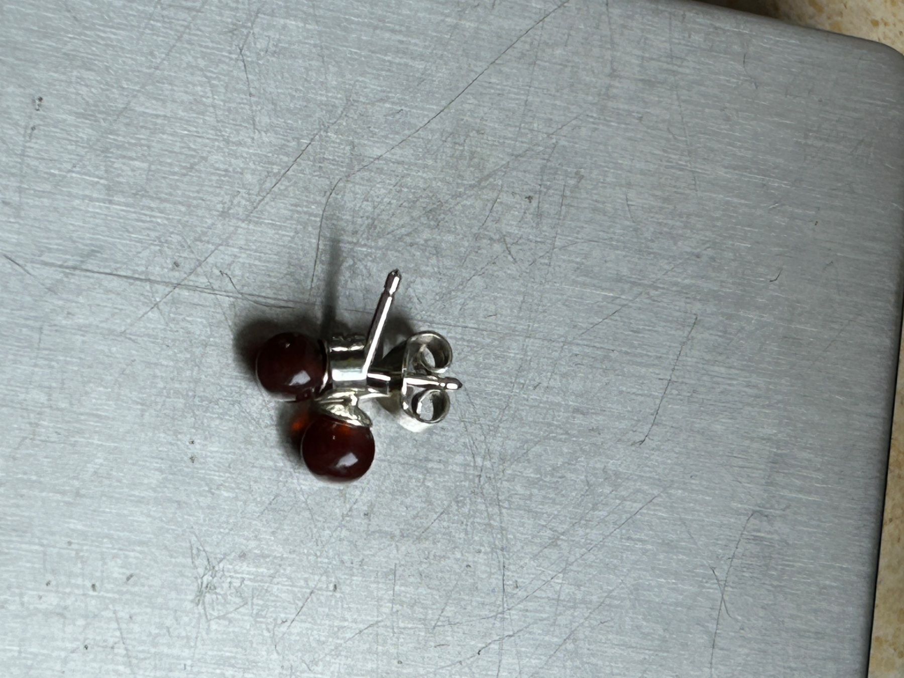 Orecchini pendenti & Orecchini a lobo: Silberohrenstecker mit rotem Stein – Usato da Dittingen venduto da Bellevista 5