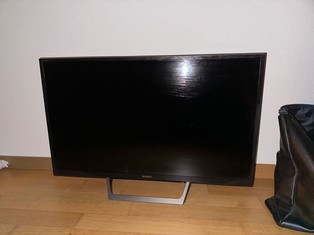 Sony tv mit ps4 und Zubehör Kaufen auf Ricardo