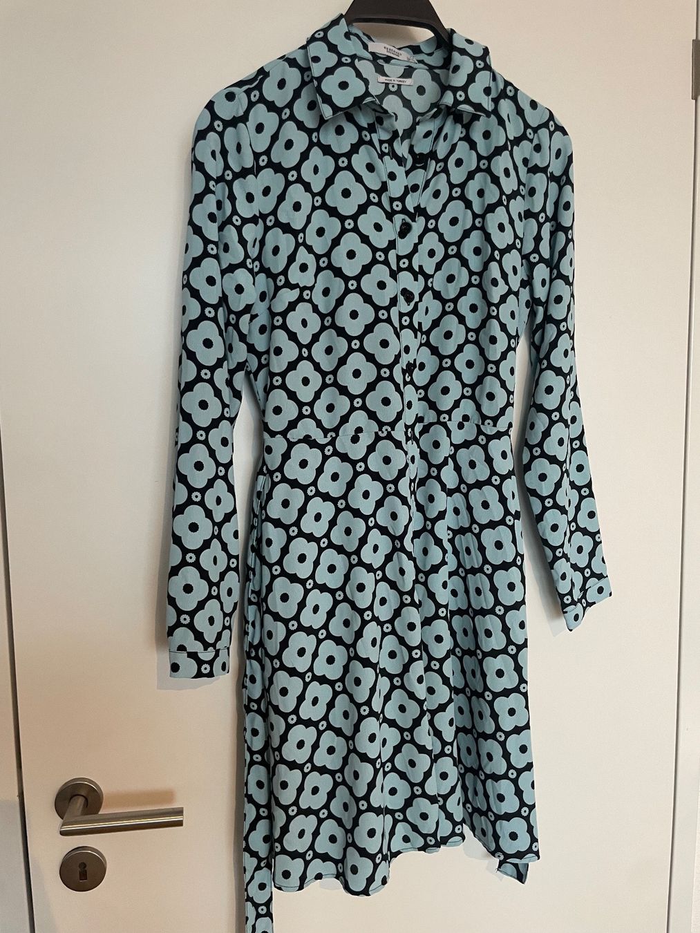 Kleider: Reserved Kleid mit Muster - NEU! – Neu und originalverpackt aus Pfäffikon SZ von ansyyy 1