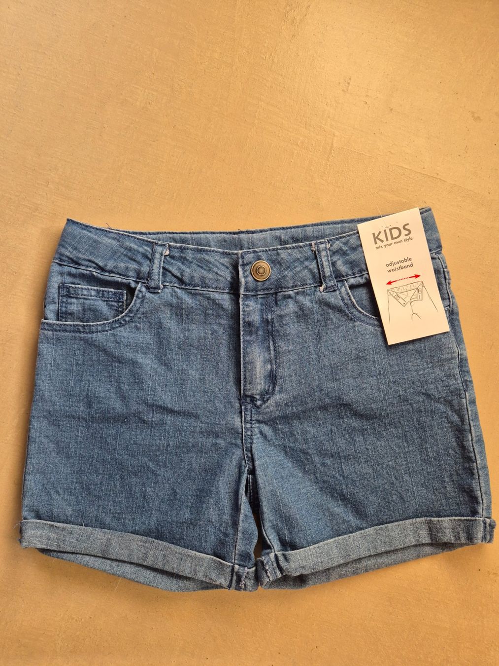 Pantaloni: Coole Jeans Shorts, Grösse 140, – Nuovo (secondo la descrizione) da Dietikon venduto da grafad