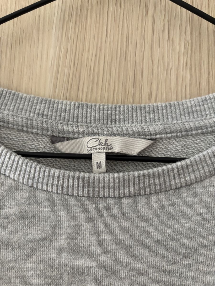 C&A Maglioni & Felpe: Grauer Pullover mit Schmucksteinen, Grösse S M, Top Zustand – Usato da Basel venduto da mic_5258 3
