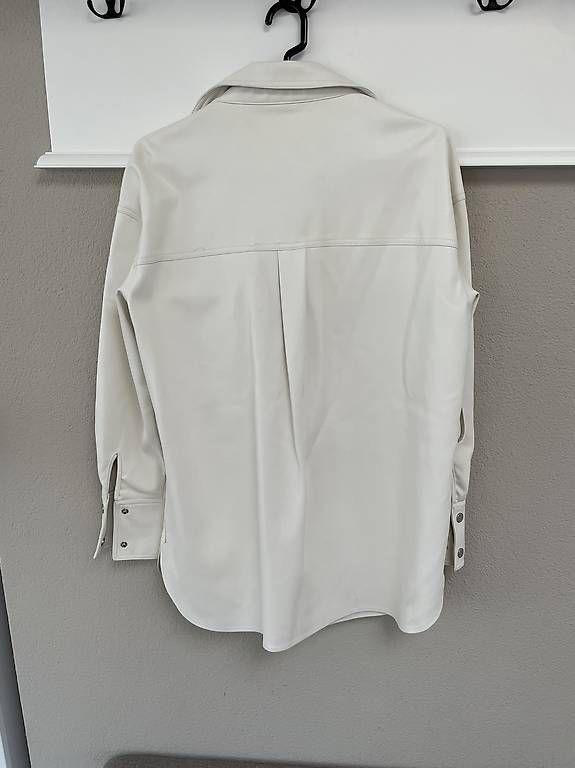 Giacche: Cremeweiße Kunstlederjacke / Shacket mit Gürtel – Usato da Glis venduto da SabrinaXA 3