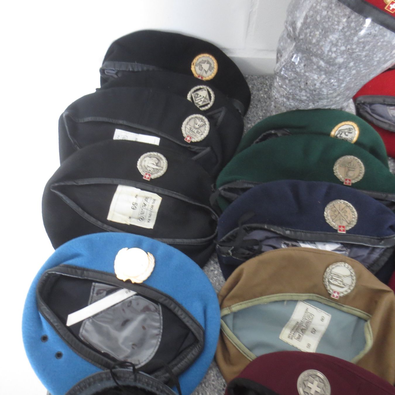 Schweizer Armee Uniformen: Peret Schweizer Armee Konvolut 19Stk. und Diverse – Gebraucht aus Utzenstorf von 3427 3