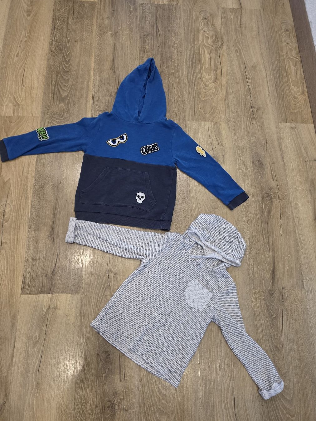 Kleiderpakete & -sets: Zwei Kapuzenpullover Gr 116/122 gebraucht  – Gebraucht aus Grosshöchstetten von Qenko