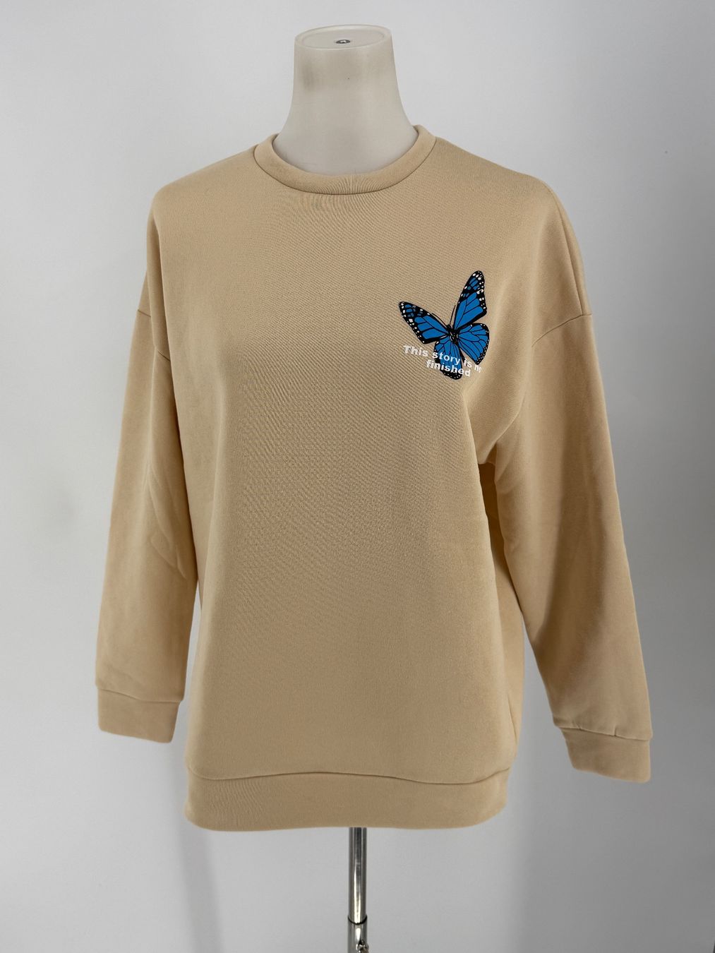 Shein Maglioni & Felpe: Pullover mit blauem Schmetterling Gr. M von Shein – Usato da Auenstein venduto da moin.