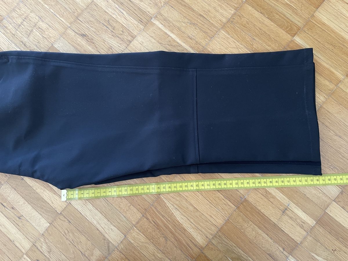 Cos Pantaloni: COS Slim Capri Trousers Black - size 36 – Nuovo e nell'imballaggio originale da Neuchatel venduto da shi_9fzw 3