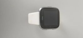 Fitbit Versa 2  weiss + zweites Armband in Schwarz